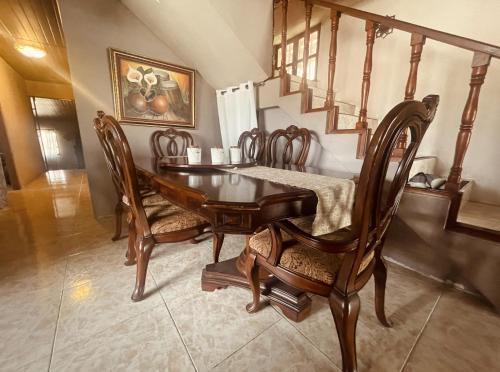 uma sala de jantar com uma mesa de madeira e cadeiras em Mia Volcan em Volcán
