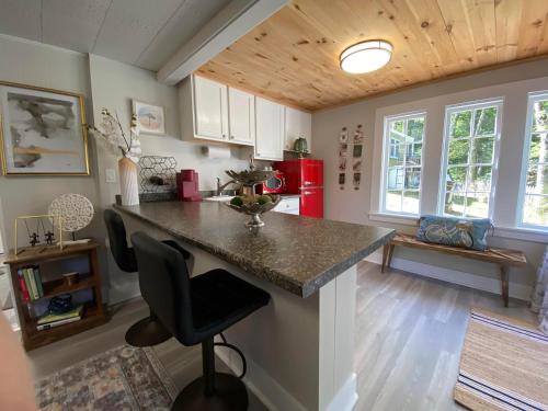 cocina con encimera y nevera roja en Edgecomb 1, en Edgecomb