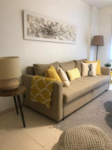 sala de estar con sofá y mesa en Designer's Flat - 3 Bdrm - Wifi - Best Location, en Alicante