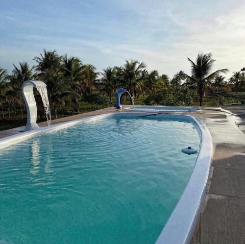 einen großen Pool mit einem Brunnen in der Unterkunft casa lagoa redonda 