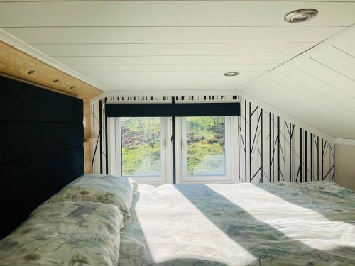 Schlafzimmer mit einem Bett vor einem Fenster in der Unterkunft Oak Tree View in Nantmel