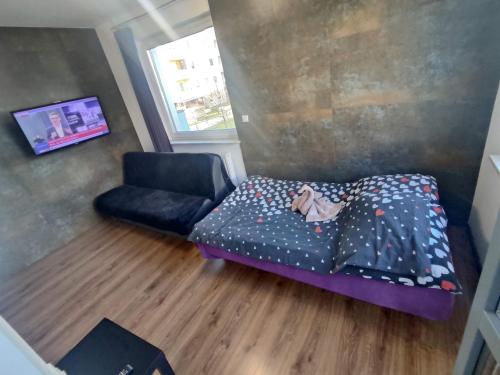 Habitación pequeña con cama y sofá en 2110 Zwycięstwa 5N - Tanie Pokoje w Apartamencie - samodzielne zameldowanie - self check in, en Poznan