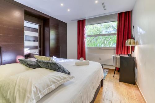 Posteľ alebo postele v izbe v ubytovaní Montaigne Executive Suite