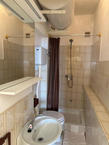 een badkamer met een wastafel en een toilet bij Apartments Badnje in Dramalj