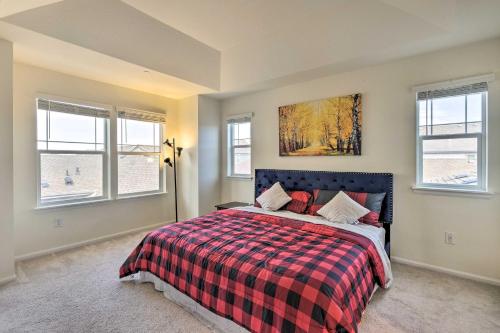 ein Schlafzimmer mit einem Bett mit einer karierten Decke in der Unterkunft Fort Collins Vacation Rental 3 Mi to Old Town in Fort Collins