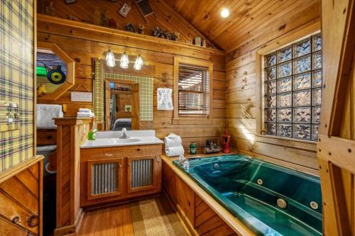 łazienka z wanną i umywalką w obiekcie The Mountain Farmer w mieście Sevierville