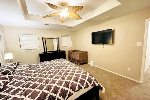 een slaapkamer met een bed en een plafondventilator bij Spacious 3 Bedroom - Rosenberg in Rosenberg