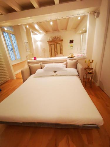 uma grande cama branca num quarto em Gombruti14 Boutique Home em Bolonha