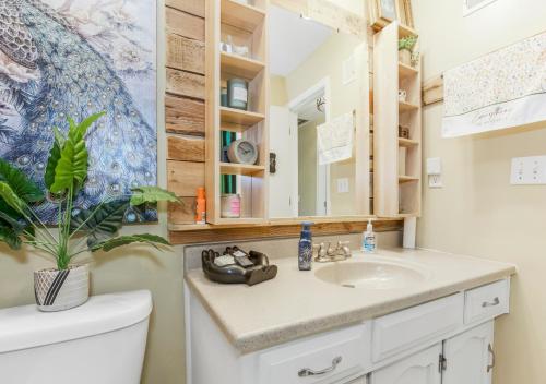 y baño con lavabo y espejo. en Becky & Marvels 420 Stay - Private Room 
