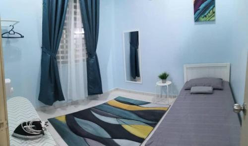 een slaapkamer met een groot bed en een kleurrijk tapijt bij MIZU Homestay Melaka in Melaka