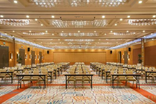 a large banquet hall with tables and chairs at Sheraton Ankara Hotel & Convention Center in Ankara
