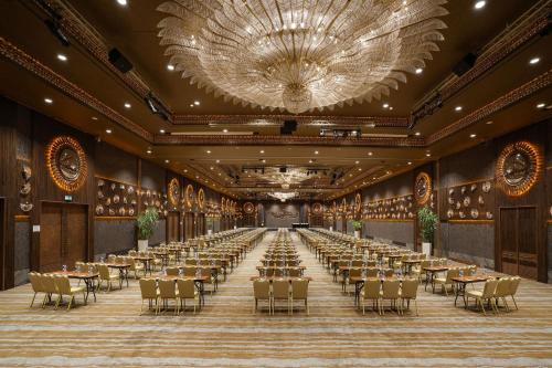 a large banquet hall with tables and chairs at Sheraton Ankara Hotel & Convention Center in Ankara