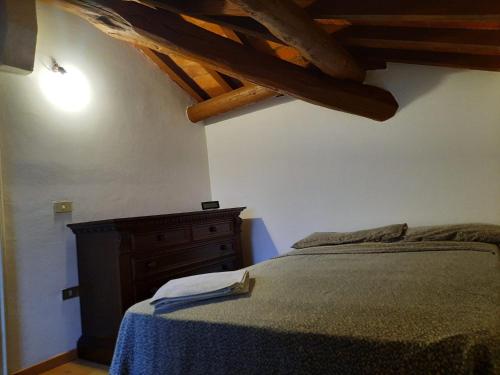 1 dormitorio con cama y tocador de madera en Camera da Letto a Suzzara Centro, en Suzzara