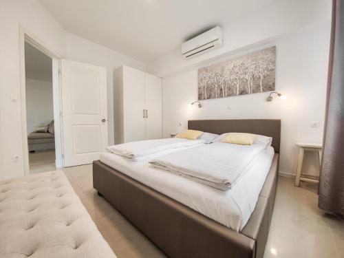 Apartments with parking space Makarska - 20700