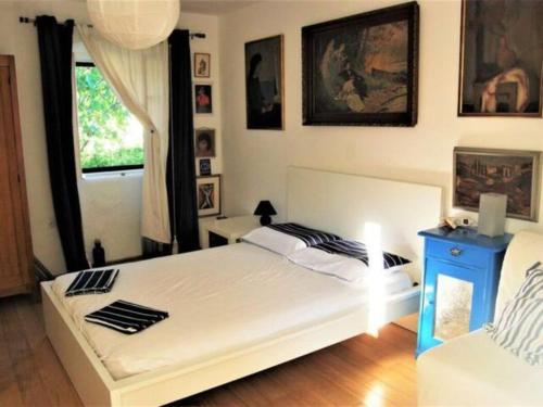 1 dormitorio con 1 cama blanca y 1 silla blanca en Seaside holiday house Lukoran, Ugljan - 20384, en Lukoran