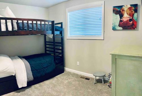 1 Schlafzimmer mit 2 Etagenbetten und einem Fenster in der Unterkunft Beautiful, well-stocked home - sleeps 7! in Yakima