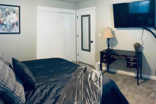 Beautiful, well-stocked home - sleeps 7!にあるベッド