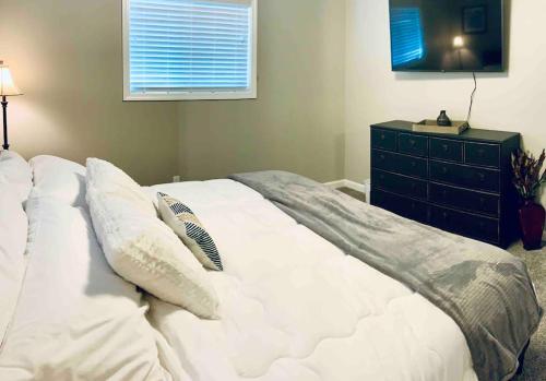 Beautiful, well-stocked home - sleeps 7!にあるベッド