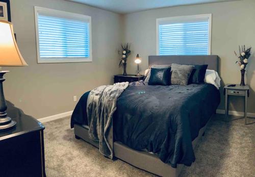 Beautiful, well-stocked home - sleeps 7!にあるベッド