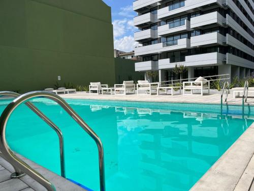 una piscina frente a un edificio en Boreas Tango en Buenos Aires