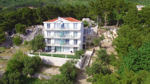 Apartments with parking space Brela, Makarska - 20739