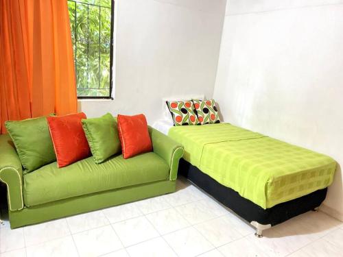 uma sala de estar com um sofá e uma cama em Casa de 3 dormitorios- AC- Piscina - Ubicación Ideal- Valledupar em Valledupar