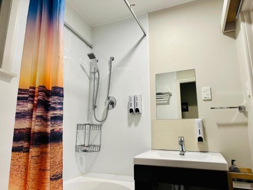 凱庫拉的住宿－A1凱庫拉汽車旅館和假日公園，一间带水槽和淋浴的浴室