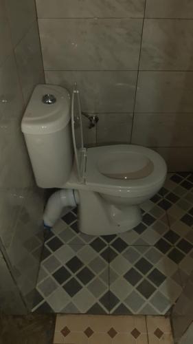 baño con aseo con tapa en Lala Elyacout, en Azzaba