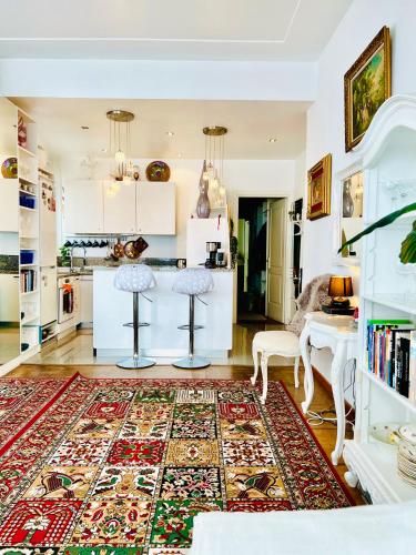 - une cuisine et un salon avec un tapis dans l'établissement Endless Stunning Mediterranean Sea Views Promenade Des Anglais, à Nice