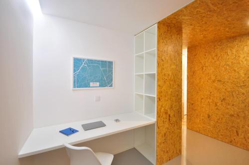 a desk in the corner of a room with a window at Casa do Bieira for Family By Sé Apartamentos in Braga