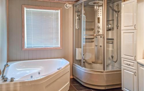 łazienka z wanną i prysznicem w obiekcie 4 Bedroom Nice Home In Spangereid w mieście Spangereid