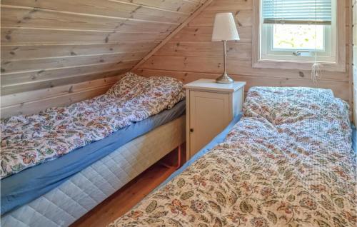 sypialnia z 2 łóżkami pojedynczymi w drewnianym domku w obiekcie 4 Bedroom Nice Home In Spangereid w mieście Spangereid