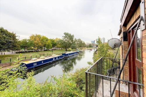 Amazing Location - City of London- 2 Bedroom Stunning Canal View House With Private Garden,Parking & Balcony photo 62