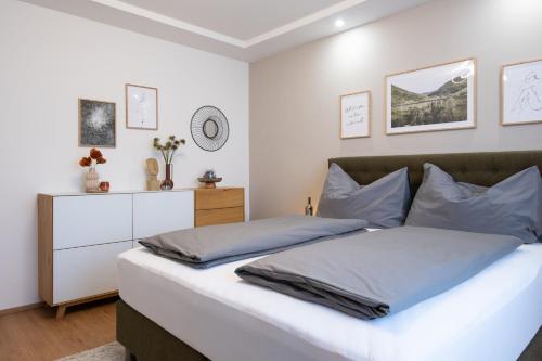 MH Living - 23 - Scandinavian Living Dream in Center في غراتس: غرفة نوم مع سرير وملاءات زرقاء وخزانة