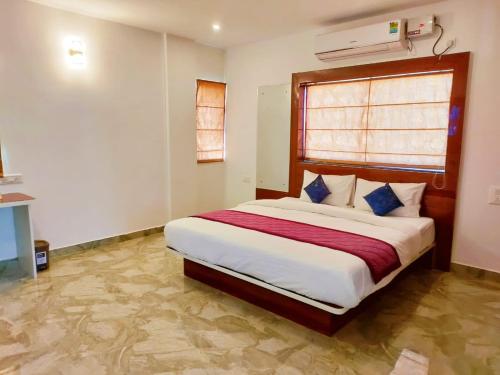 Säng eller sängar i ett rum på Keerthis Royal Suites Kempegowda International Airport