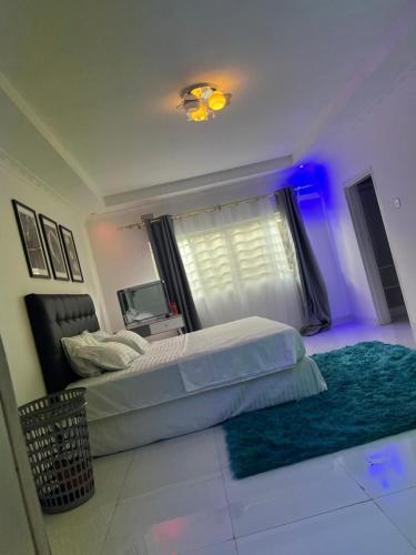 sypialnia z łóżkiem i zielonym dywanem w obiekcie 3bedroom Joydora apartment w mieście Lusaka