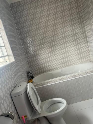 łazienka z toaletą i wanną w obiekcie 3bedroom Joydora apartment w mieście Lusaka