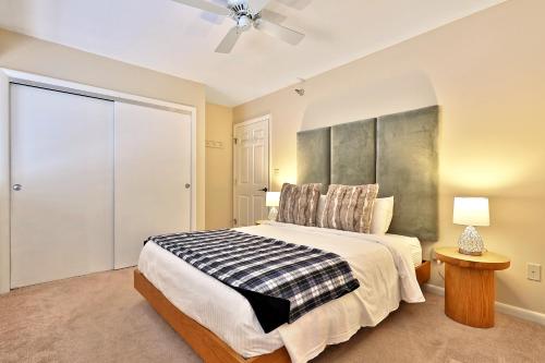 Tempat tidur dalam kamar di The Birch Ridge- Owner's Suite #5 - Queen Sofa Bed Suite in Killington, Hot Tub, Renovated, home