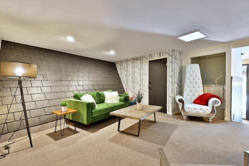 Χώρος καθιστικού στο The Birch Ridge- Colonial Maple Room #1 - Queen Suite in Renovated Killington Lodge home