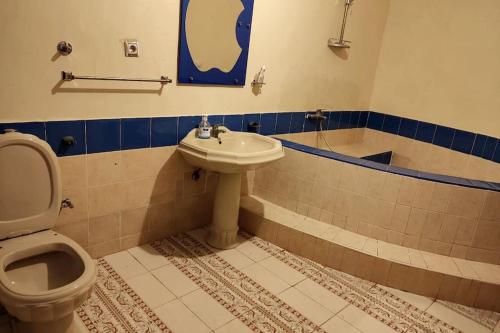 uma casa de banho com um WC e um lavatório em Escape! Ultimate Getaway for Friends em Casablanca