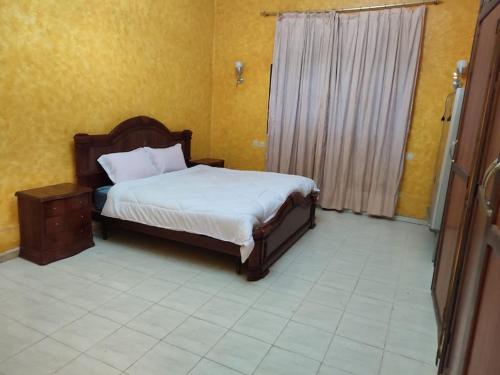 um quarto com uma cama num quarto amarelo em Escape! Ultimate Getaway for Friends em Casablanca