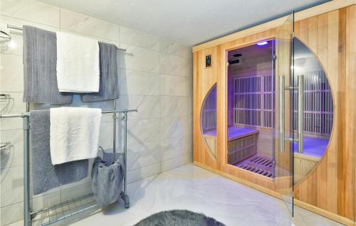 ein Bad mit einer Dusche und einer Glastür in der Unterkunft Stunning Home In Varazdin Breg With Wifi in Varaždin Breg