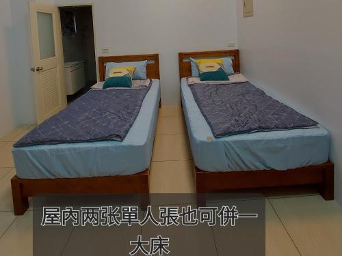 two beds sitting in a room at 南田旅宿 in Fengyuan