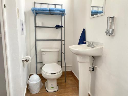 La petite salle de bains est pourvue de toilettes et d'un lavabo. dans l'établissement Loft en Veracruz, à Veracruz