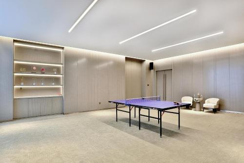 a conference room with a ping pong table in it at Yiwu Yandoo Yayue Hotel in Yiwu