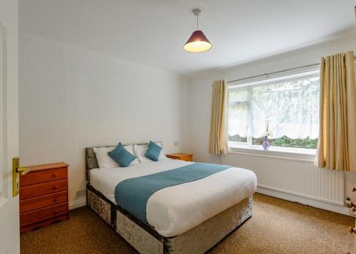 a bedroom with a large bed and a window at Coastfields Holiday Village in Ingoldmells