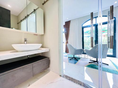 a bathroom with a sink and a mirror at Rainbow Motel in Phu Quoc
