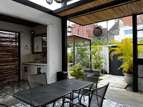 a patio with a table and chairs and a kitchen at MAHI CASA BOUTIQUE in Cali