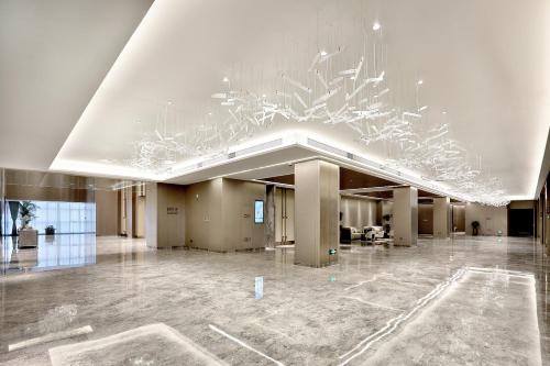 a large lobby with a large chandelier in a building at Yiwu Yandoo Yayue Hotel in Yiwu