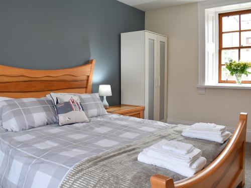 a bedroom with a bed with towels on it at Acarsaid Cottage in Portknockie